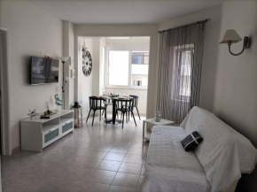 Apartamento T1, acolhedor a 2 min da praia com AC